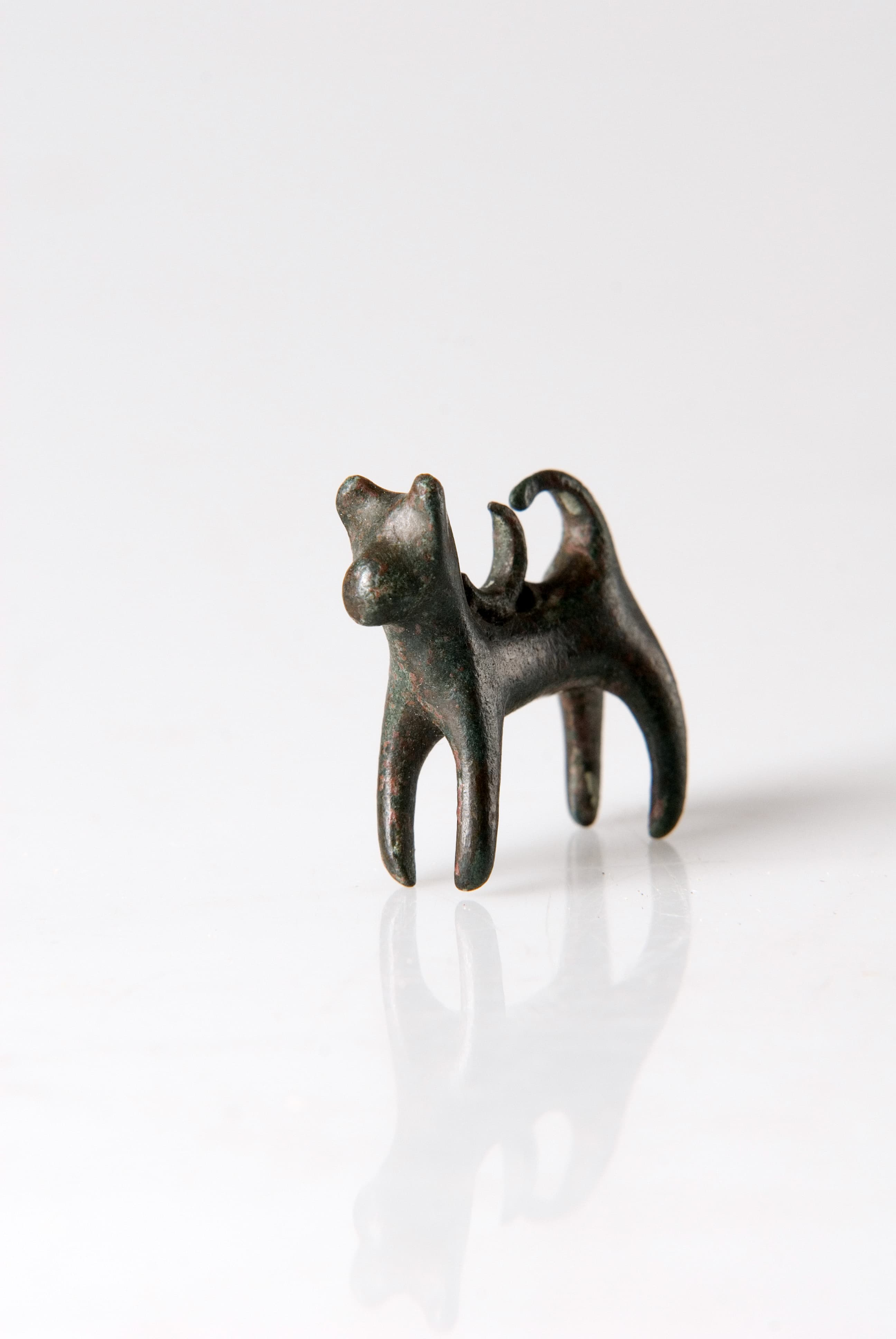 Pohľad na archeologický nález, bronzovú plastiku psa z 1. storočia pred n. l.