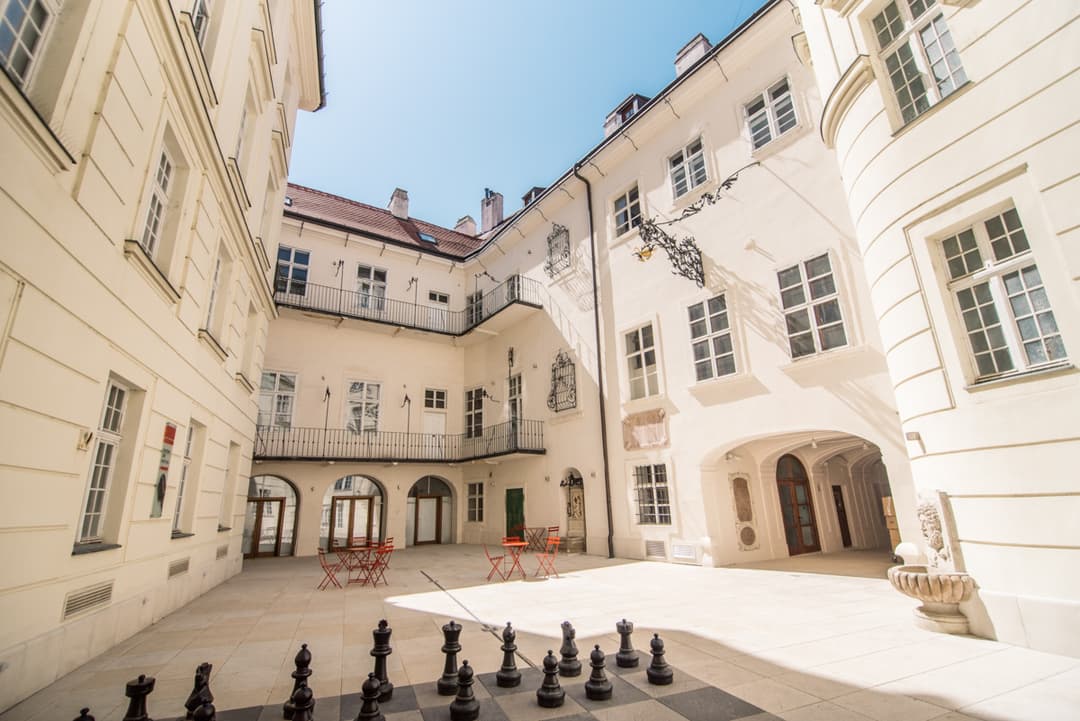 Pohľad na nádvorie Apponyiho paláca so šachom a so sedením. 