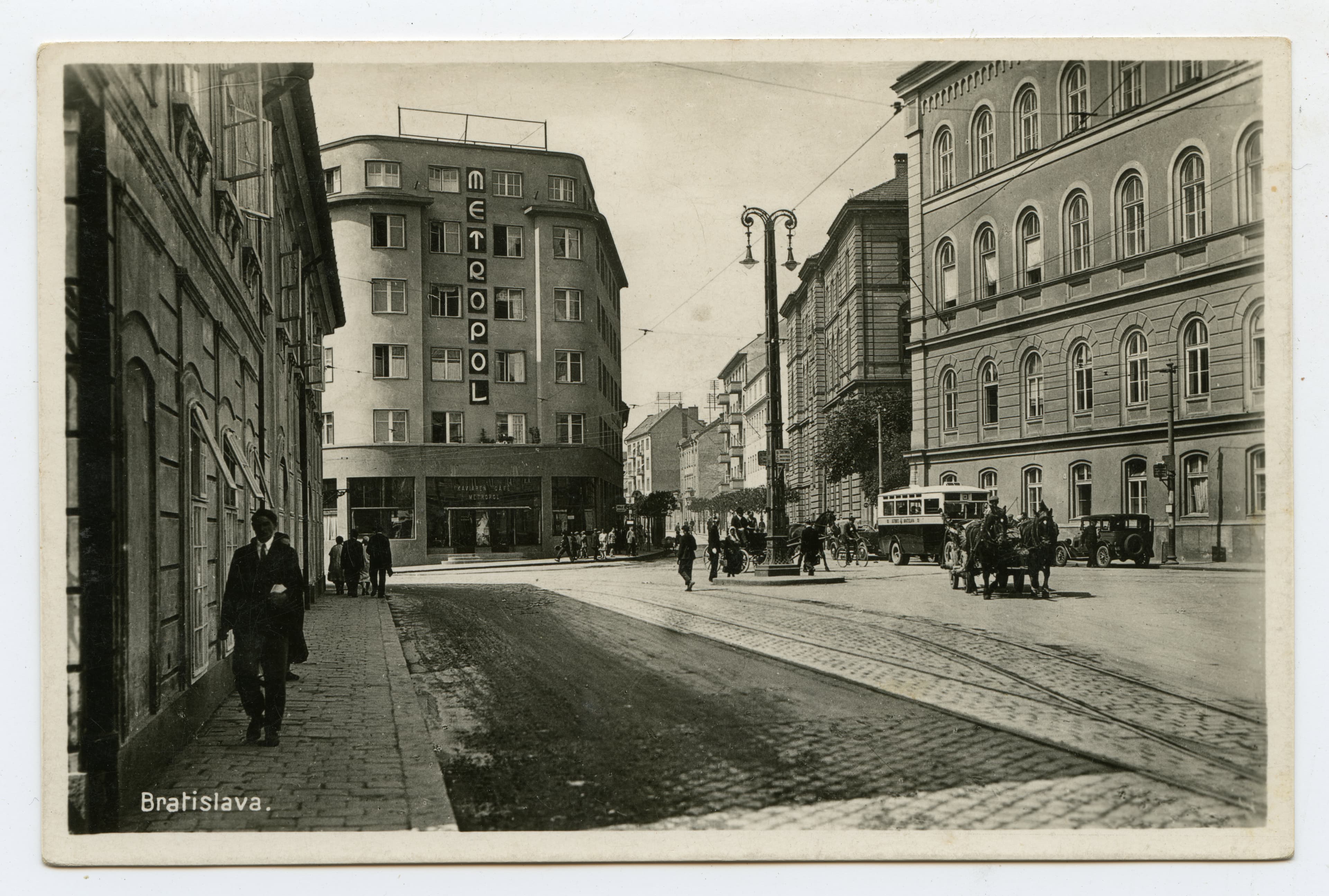 Pohľadnica - Hotel Metropol na rohu Mickiewiczovej ulice a Amerického námestia