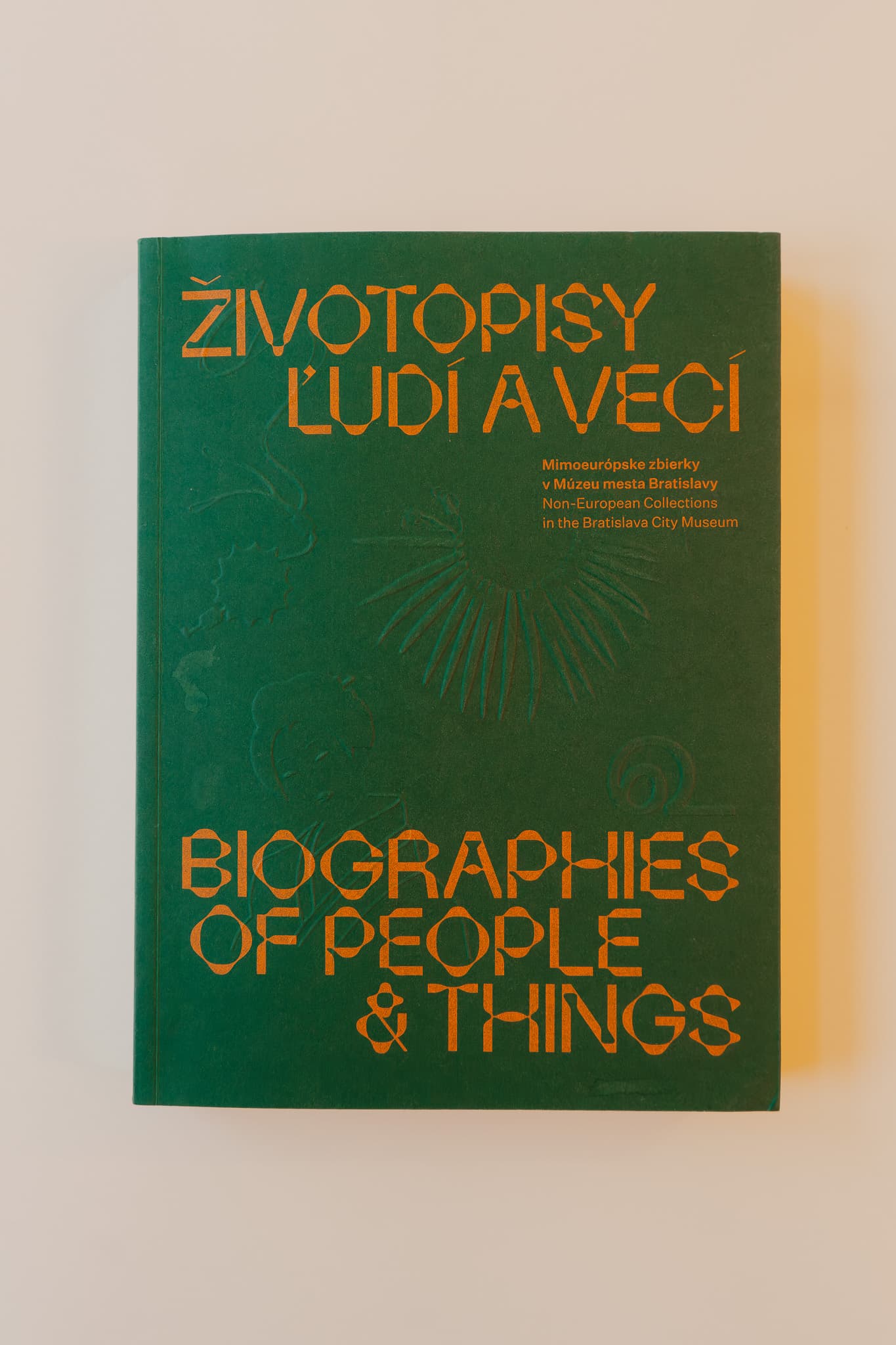 Zelená kniha so žltým písmom „Životopisy ľudí a vecí“ od Jany Švantnerovej. 