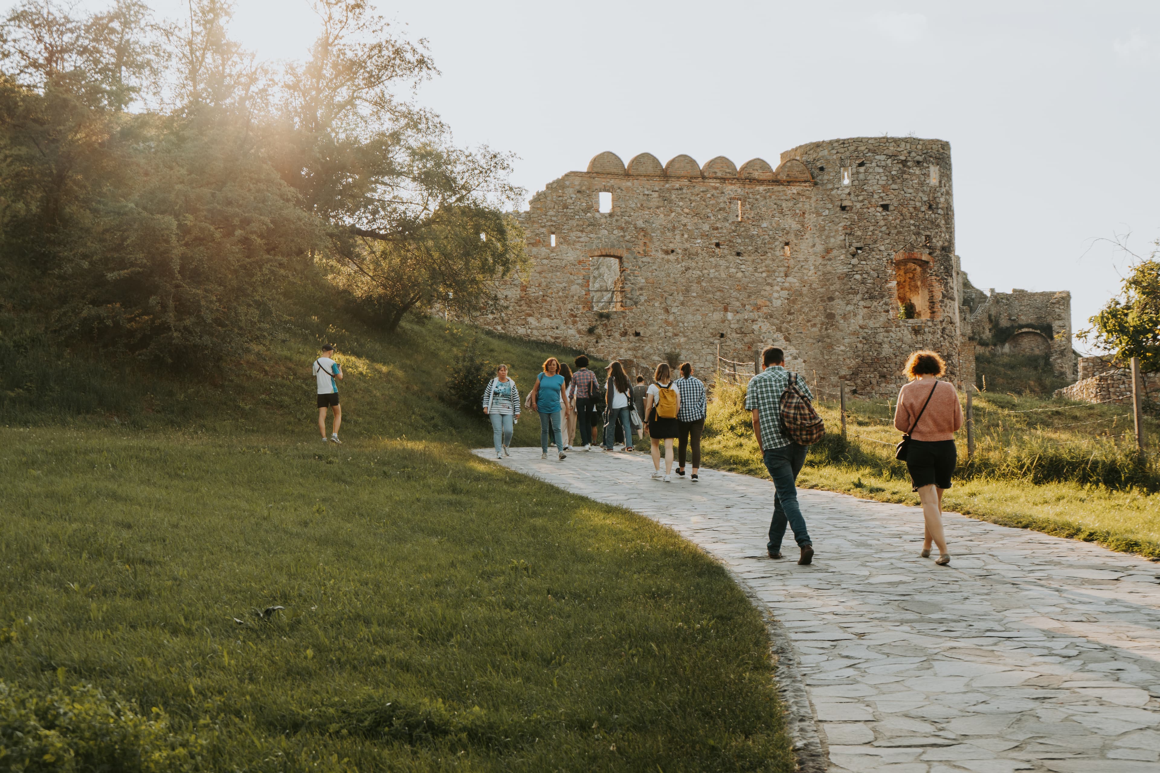 Na snímke ľudia prechádzajúci sa areálom hradu Devín