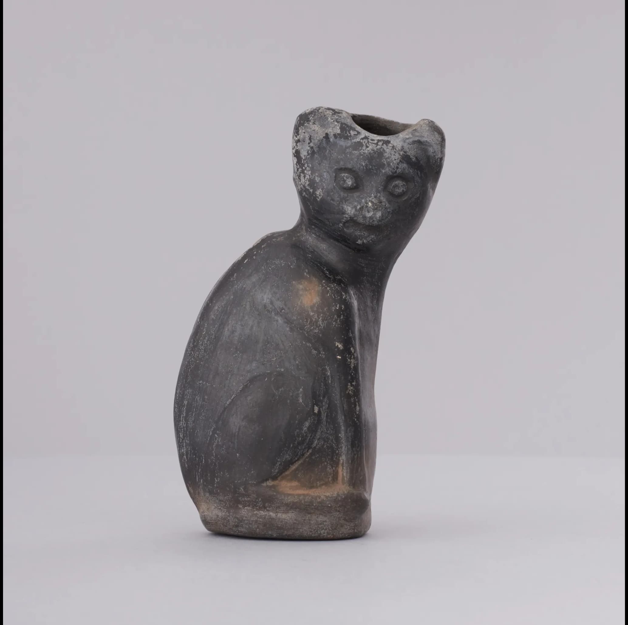 Sivý amulet z Peru, ktorý pripomína mačku, je pravdepodobne skôr zobrazením pumy.