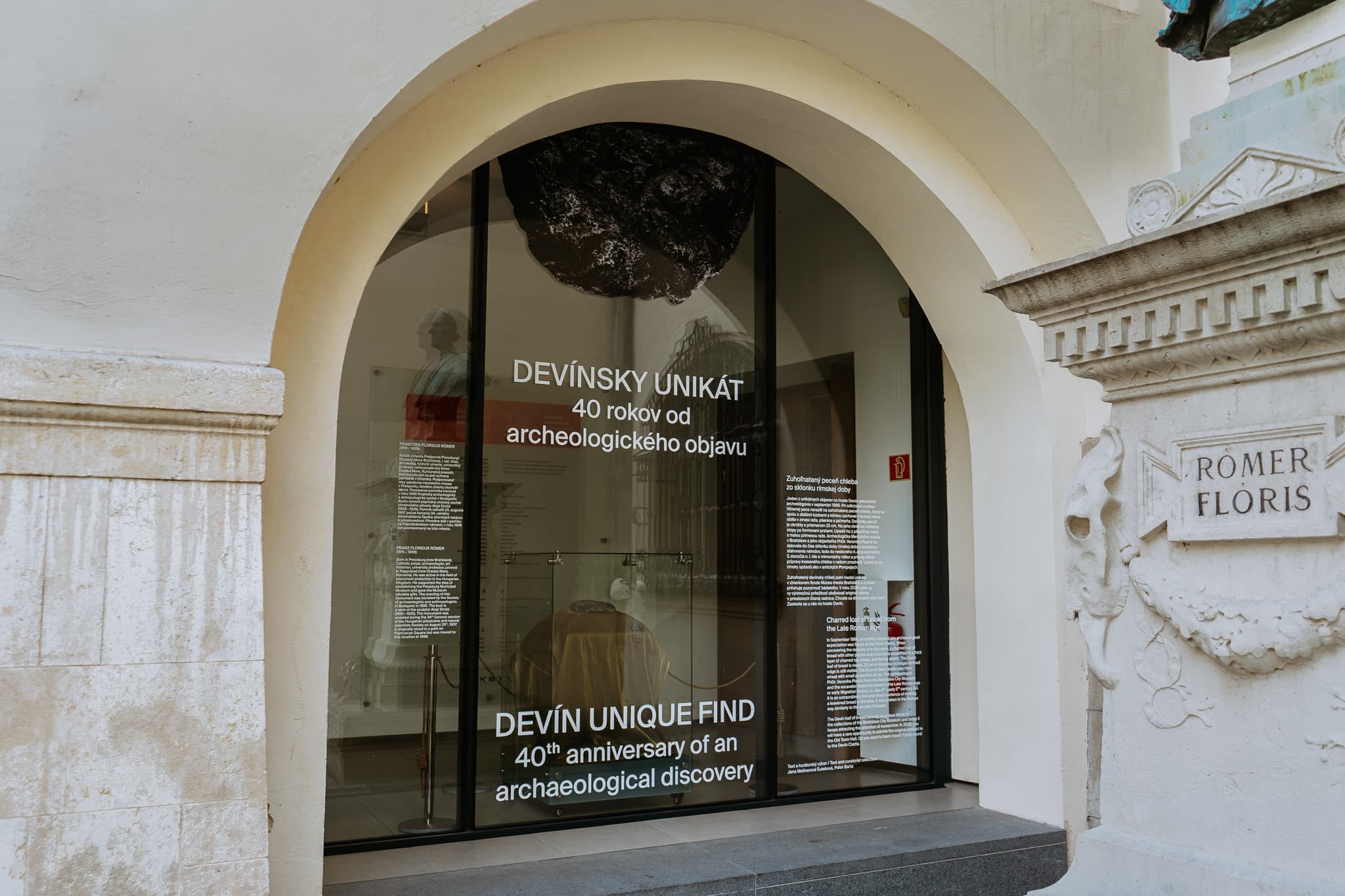Pohľad na inštaláciu Devínsky unikát na nádvorí Starej radnice