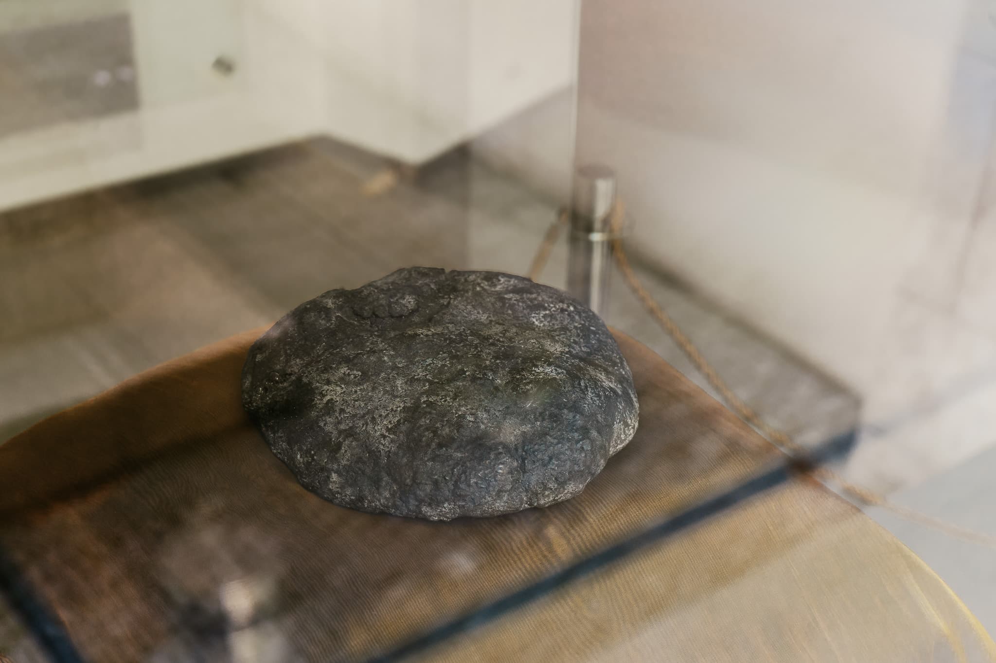 Pohľad na archeologický nález, zuhoľnatený chlieb, vystavený v Starej radnici
